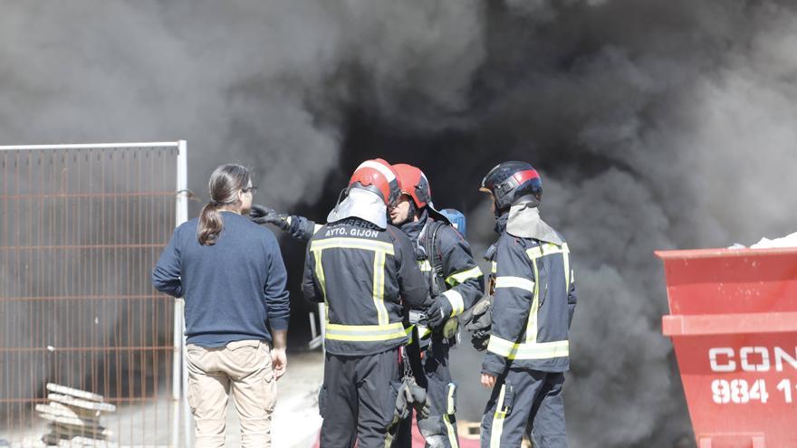 En imágenes: Alarma por una gran columna de humo negro en Gijón