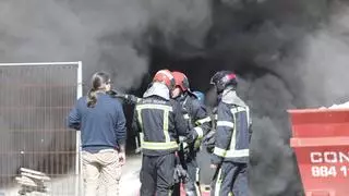 El jefe de bomberos de Gijón, tras el incendio en Viesques: "Ha costado bastante sofocarlo"