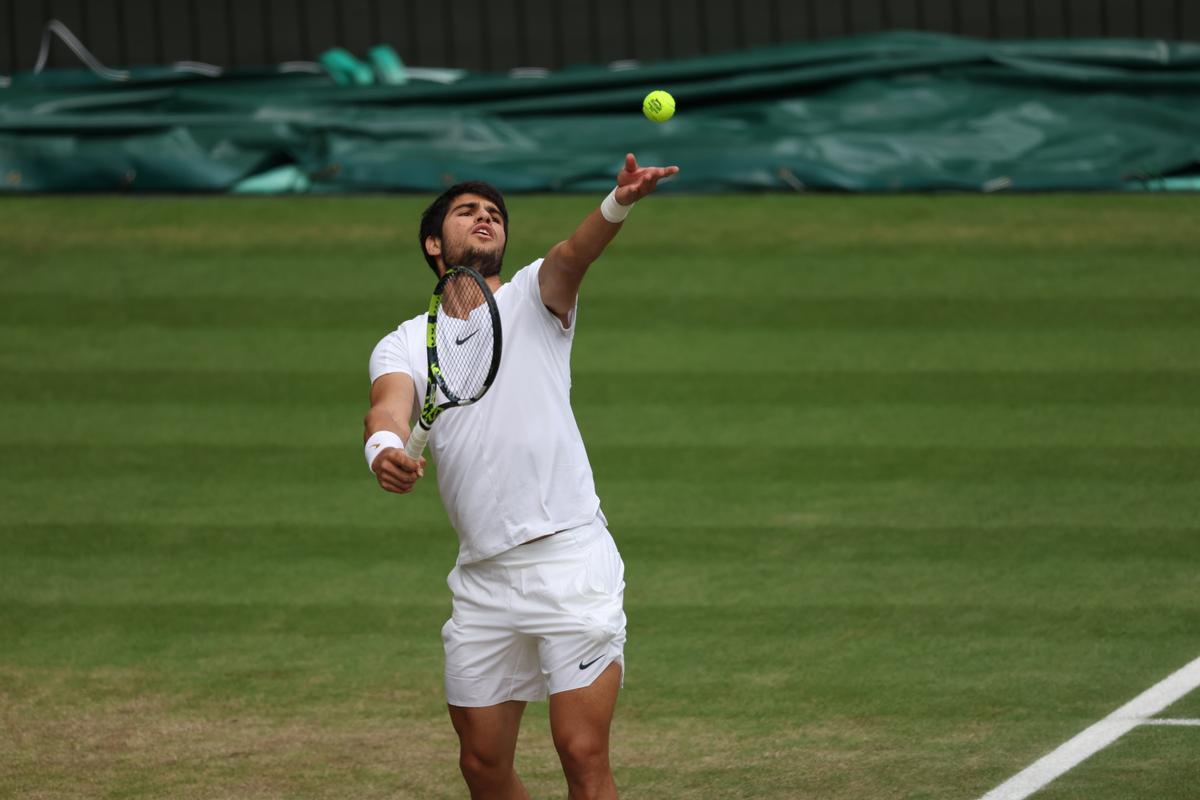 Wimbledon (United Kingdom), 16/07/2023.- Carlos Alcaraz of Spain in action during the Men’s Singles final match against Novak Djokovic of Serbia at the Wimbledon Championships, Wimbledon, Britain, 16 July 2023. (Tenis, España, Reino Unido) EFE/EPA/ISABEL INFANTES EDITORIAL USE ONLY