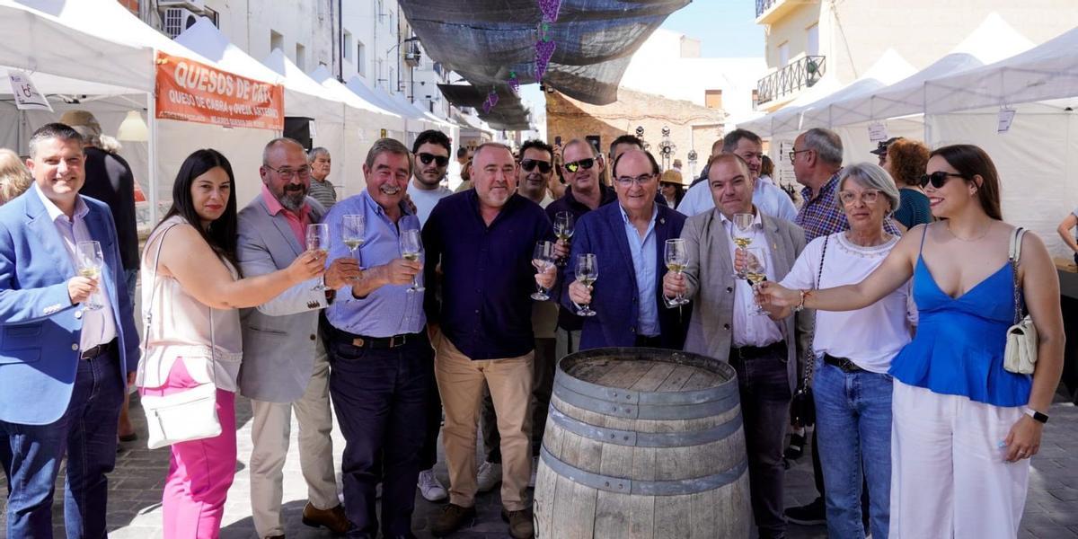 Autoridades y representantes del sector, en un brindis por la celebración del evento.