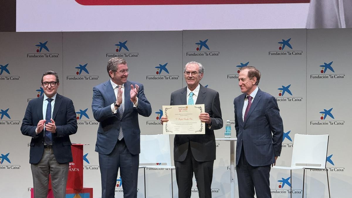 Rafael Sánchez Olea, segundo por la derecha, recibiendo el premio