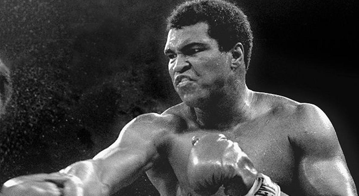 El llegendari excampió de pesos pesants i icona social Muhammad Ali ha mort als 74 anys a Phoenix per problemes respiratoris.