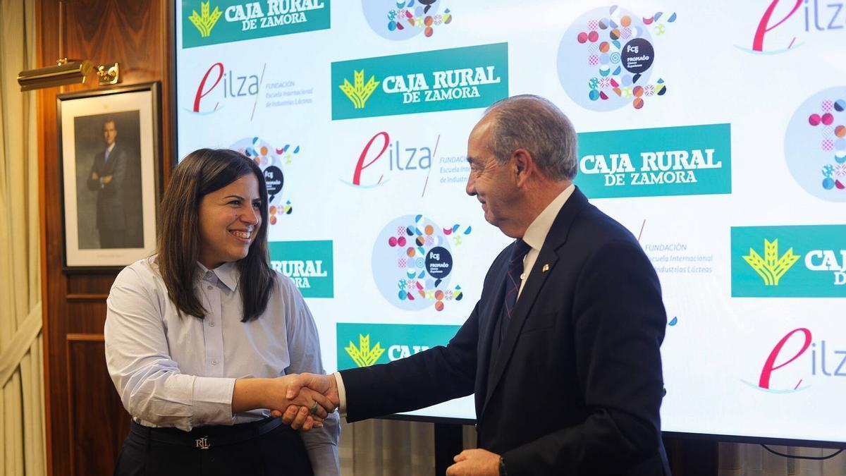 Sara Fregeneda López, presidenta de la Escuela Internacional de Industrias Lácteas (EIilza) y Cipriano García, director general de Caja Rural de Zamora.