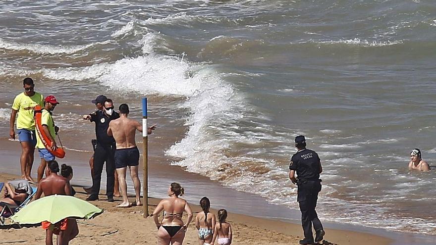 Multas por el baño con bandera roja en Torrevieja