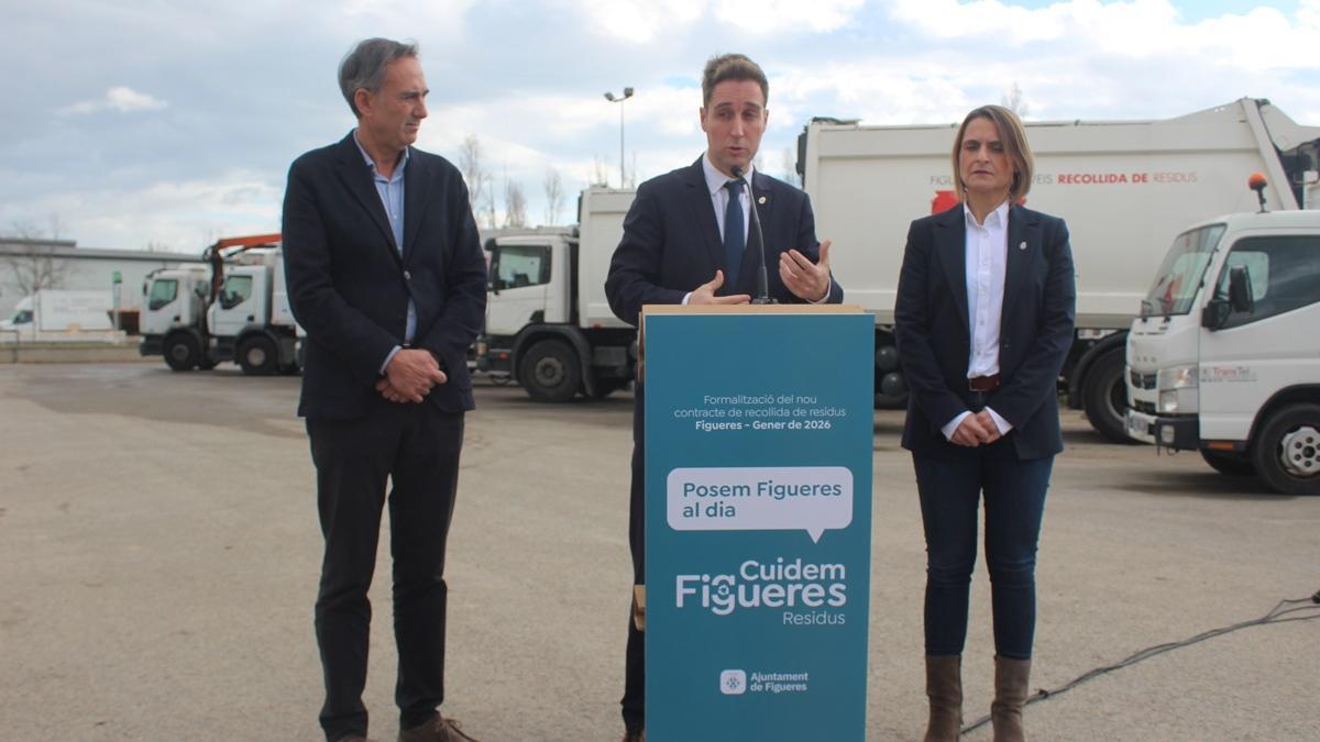 Jordi Masquef amb Carme Martínez i Salvador Martí presentant el nou servei