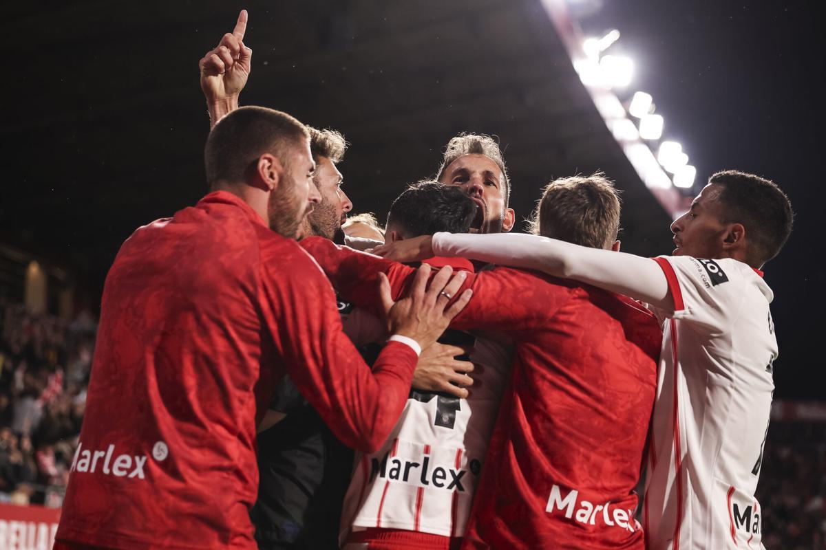 Los jugadores del Girona celebran el gol de Stuani
