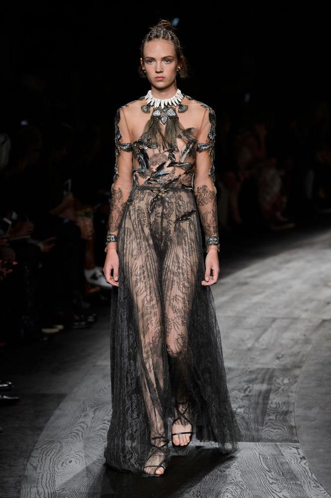 PFW: Valentino Primavera/Verano 2016, vestido tribal con accesorios