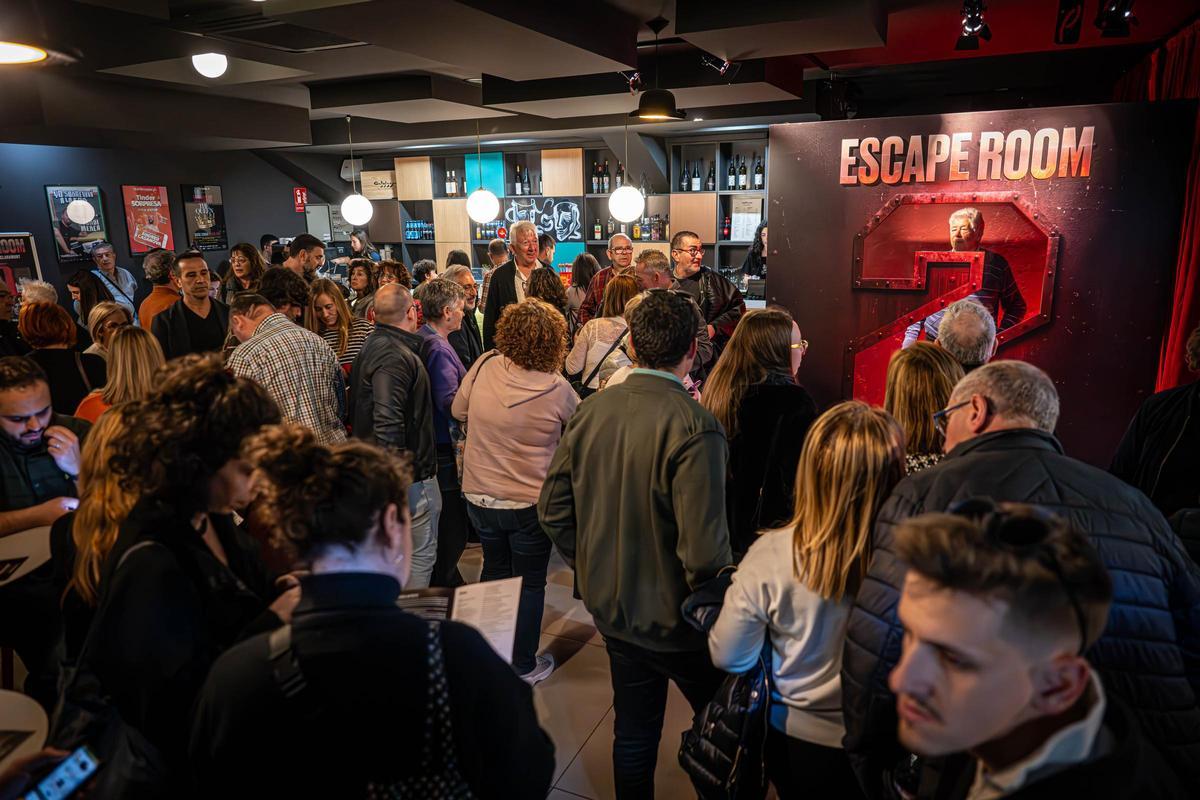 Colas en el Teatre Condal para ver Escape Room 2.