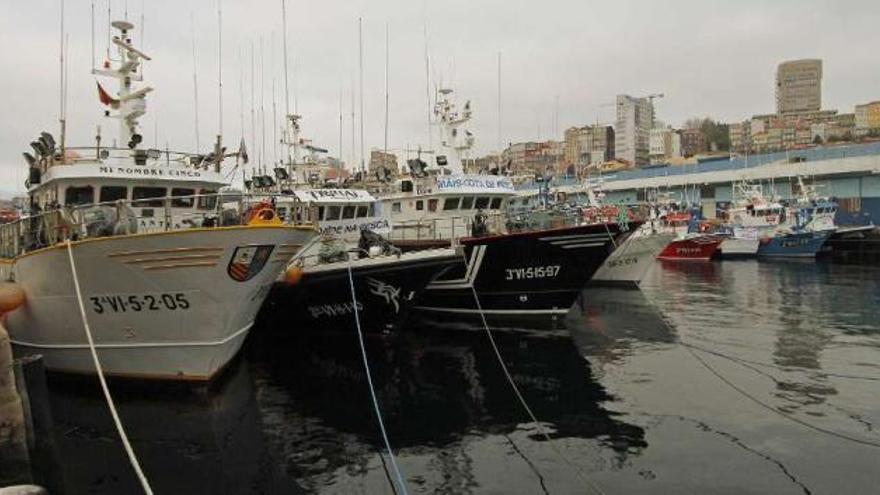 Barcos del cerco se concentraron ayer con pancartas reivindicativas en el puerto de Vigo.  // J. Santomé