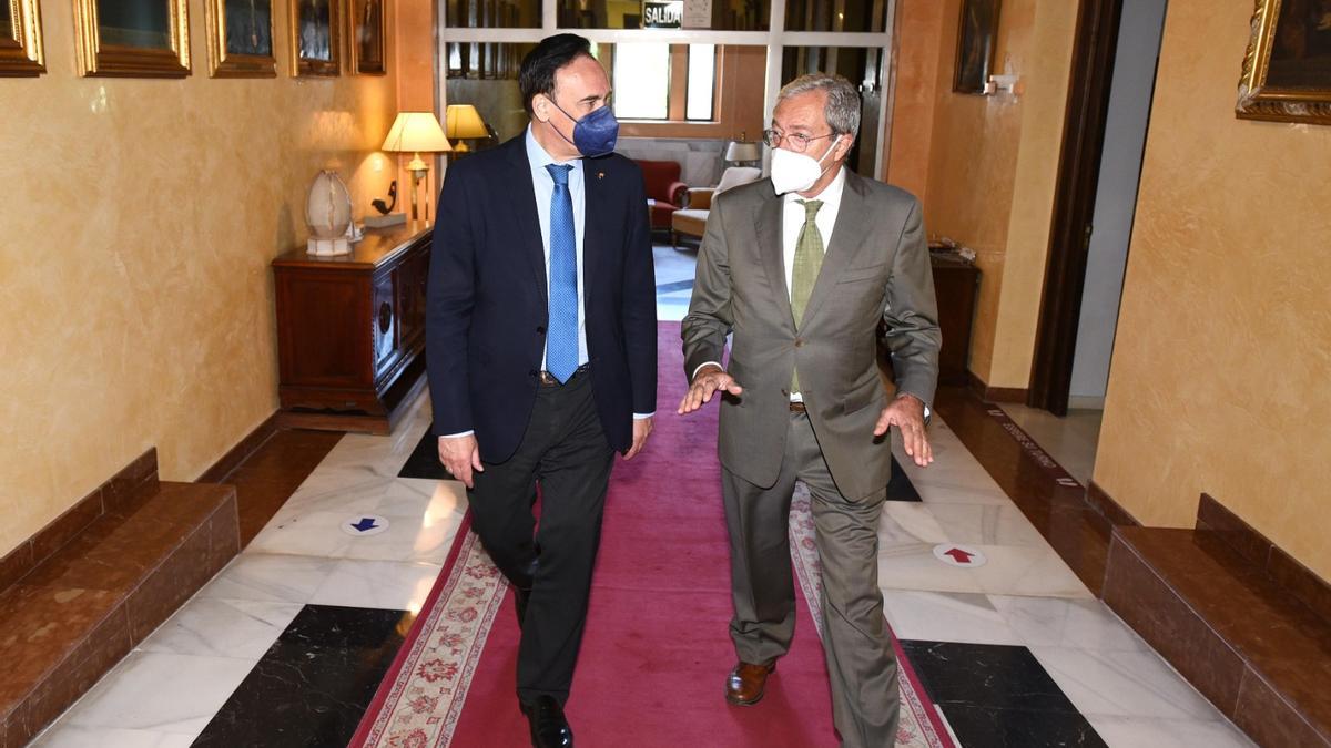 El rector de la UCO, José Carlos Gómez Villamandos, con el consejero de Transformación Económica, Rogelio Velasco.