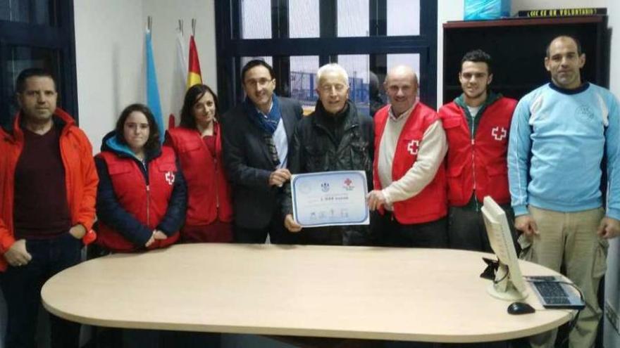 Atletismo Sada entrega un cheque a Cruz Roja