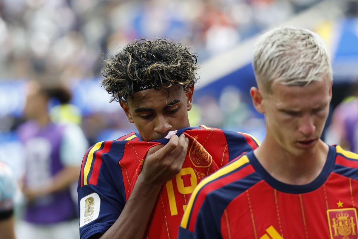Lamine Yamal (i) de España reacciona este viernes, en un partido de cuartos de final del Mundial de la FIFA 2026 entre España y Bélgica en el estadio SoFi en Los Ángeles.