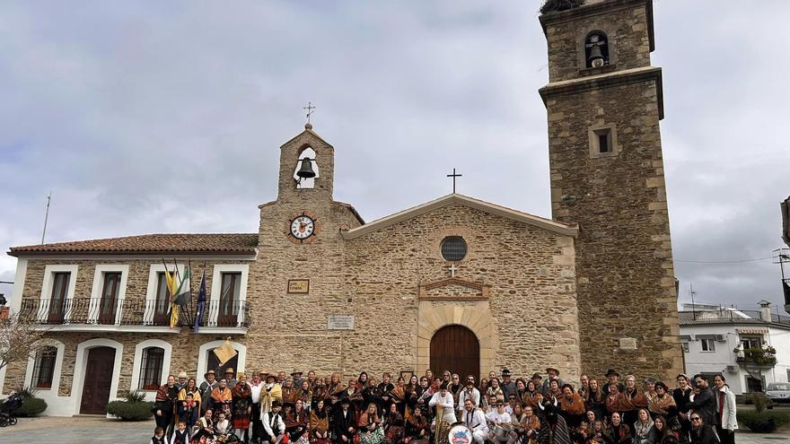 Aldeacentenera saca los refajos del baúl para recordar sus tradiciones