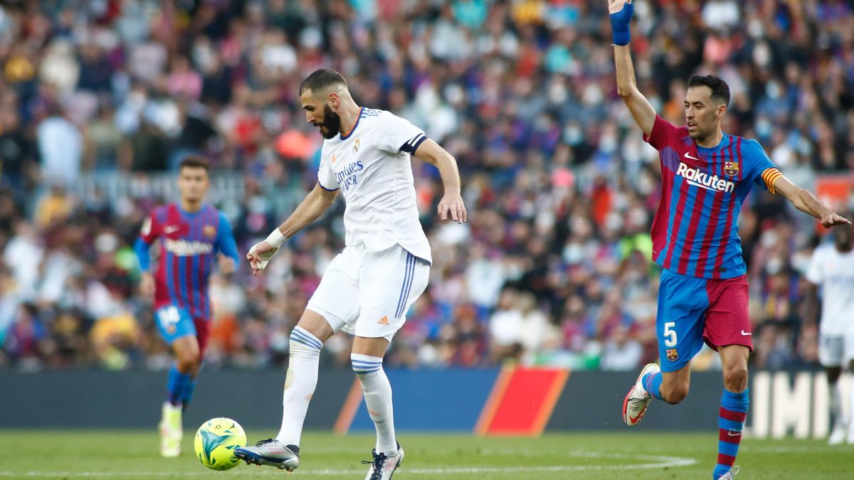 Archivo - Karim Benzema y Sergio Busquets en El Clasico de LaLiga Santander el pasado octubre de 2021 en el Camp Nou.