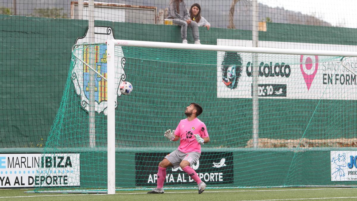 Marcos Contreras, guardameta del CD Ibiza, observa el rebote del balón en el larguero de su portería.