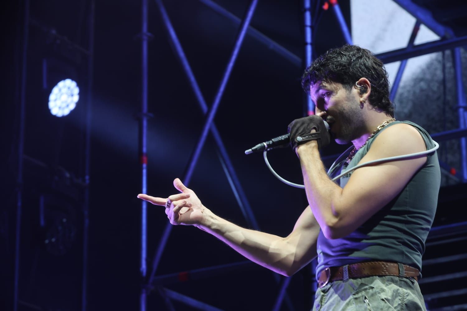 Sebastián Yatra se funde con el público y sus 'Tacones Rojos' pone en pie al Roig Arena