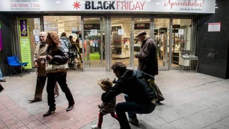 La moda de «Viernes negro», con descuentos el día después de Acción de Gracias, ya ha llegado a Alicante, animando las calles comerciales.