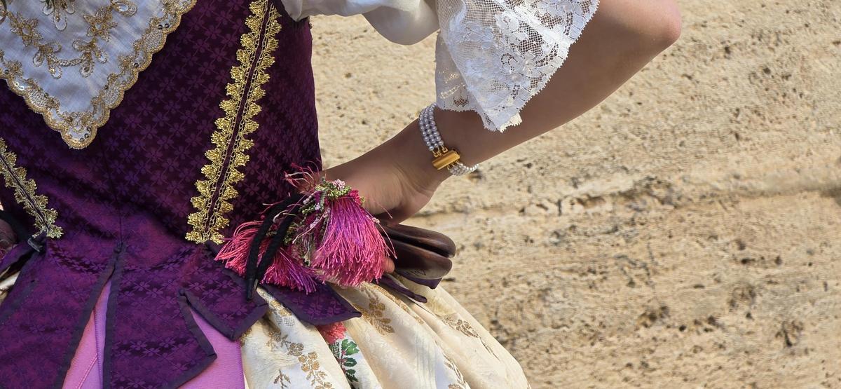 Los detalles del traje de la dansà de Marta Mercader Los detalles del traje de la dansà de Marta Mercader