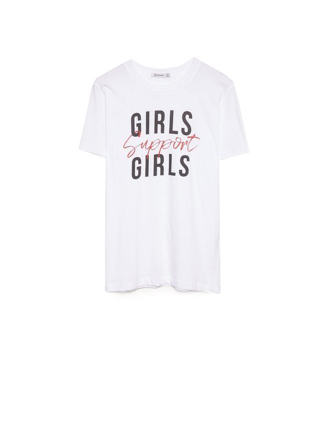 Camiseta 'girls support girls' de Stradivarius. Precio: 5.99 euros