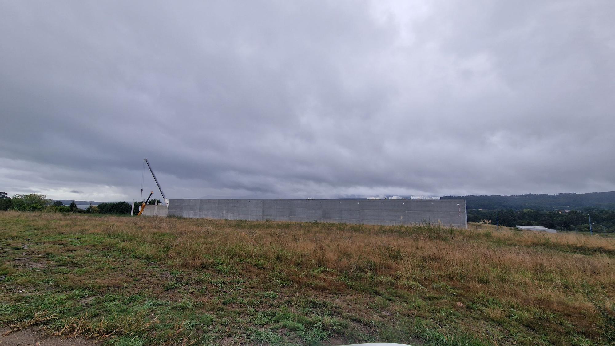 Obras de construcción de la megaplanta de Conservas Cerqueira, en el polígono industrial de Té (Rianxo).