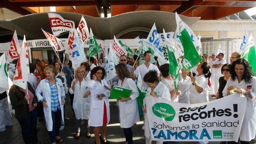 Concentración de sanitarios en el hospital Virgen de la Concha