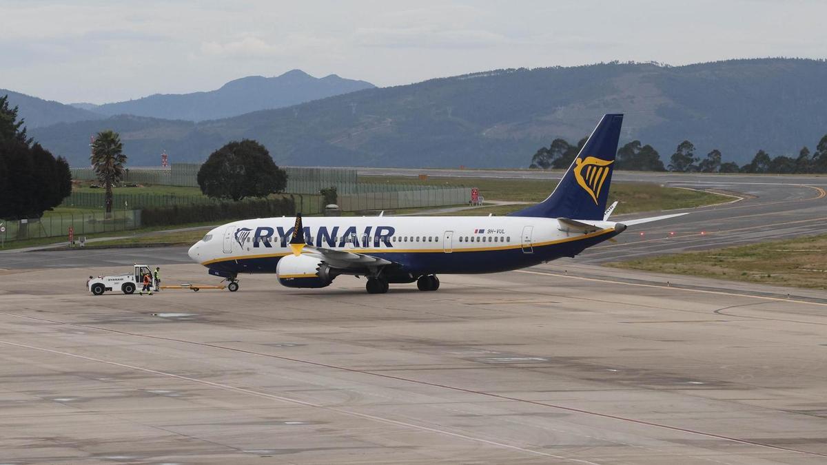 Avión 737 Max 8, el de mayor capacidad de Ryanair, durante el mes de marzo en el aeropuerto de Vigo.