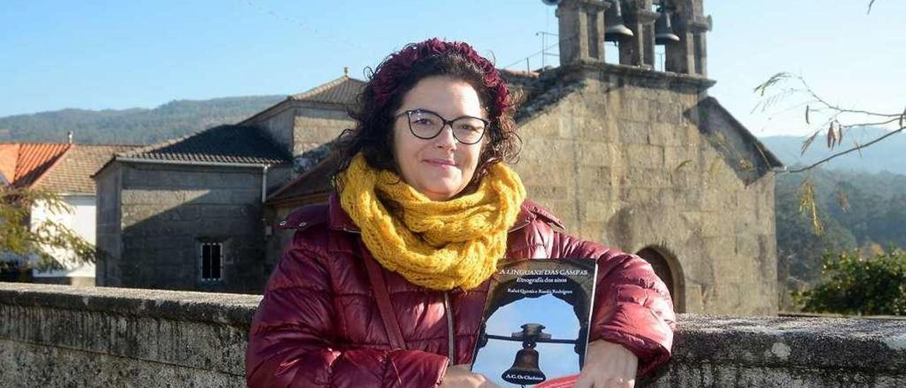 Rosalía Rodríguez ante el campanario de Tomeza, cuyos toques también figuran en el libro. // Rafa Vázquez