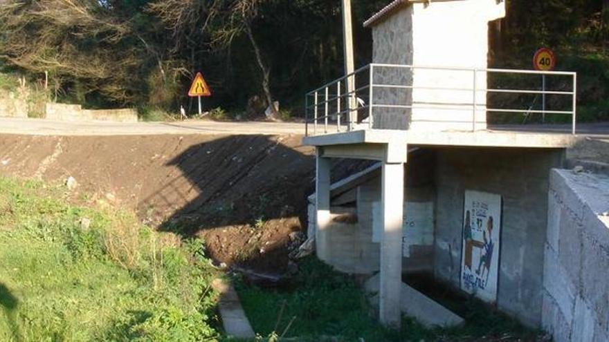 Marquesina instalada sobre el lavadero de Covas en Meaño