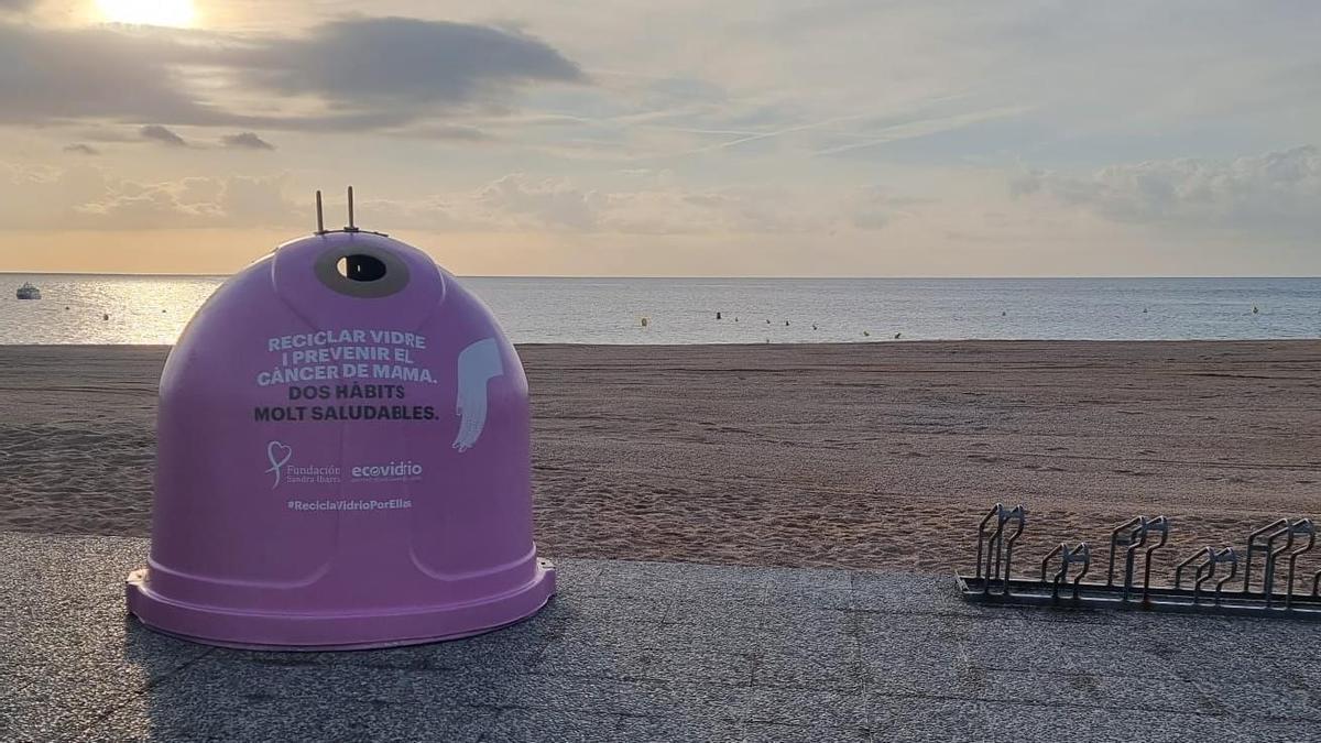 El contenidor rosa que Ecovidrio ha instal·lat al passeig del Mar de Tossa de Mar