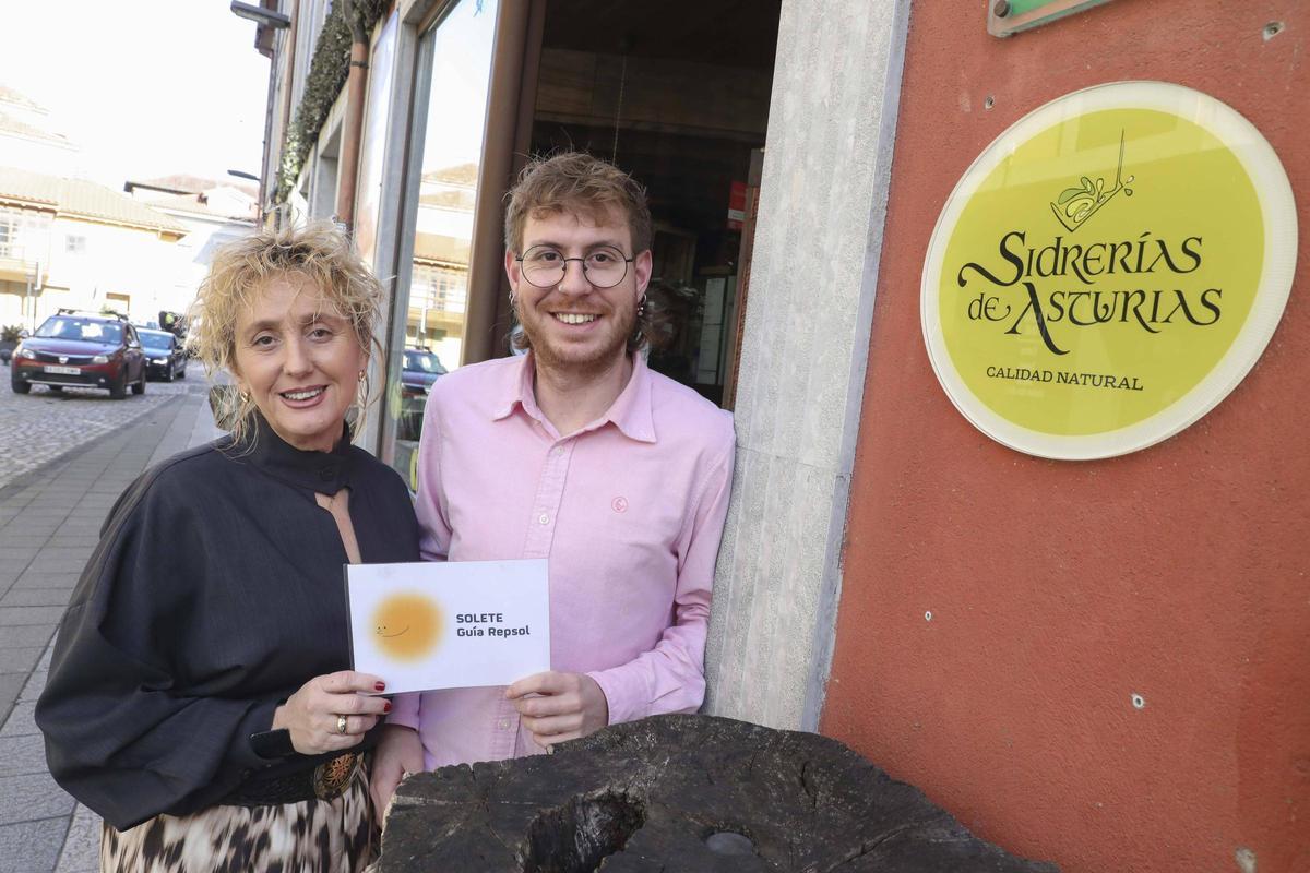 Flor Gancedo y Raúl Menéndez, responsables de Feudo Real, posan con el Solete Repsol que consiguieron en 2024