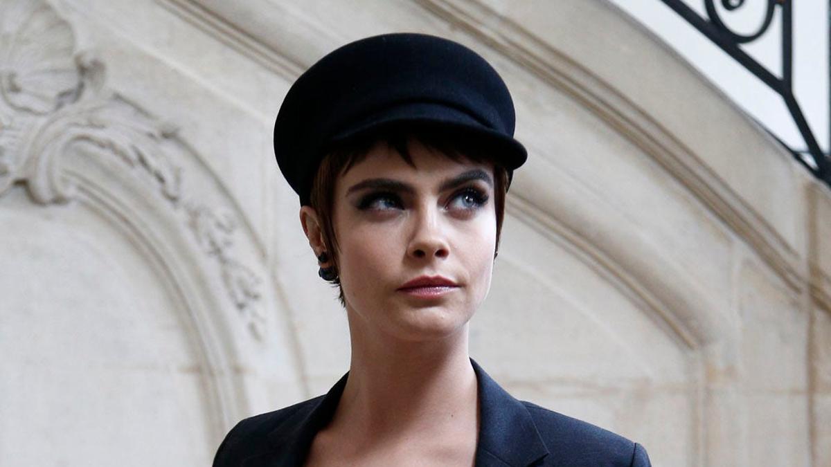 Cara Delevingne le da su toque sexy al traje de chaqueta