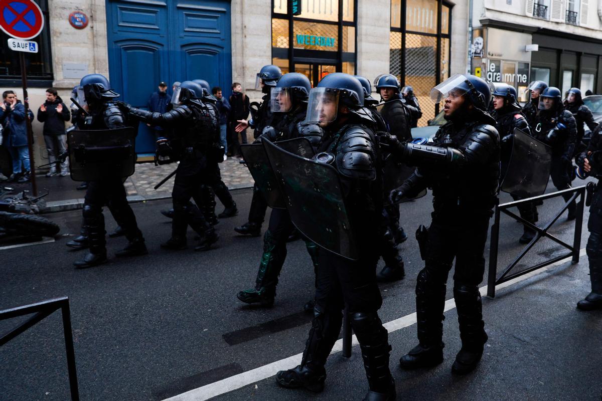 Protestas en Francia. Miles de ciudadanos se echan a las calles para manifestar su descontento con el fallo del Constitucional francés y que ha generado altercados en diferentes ciudades