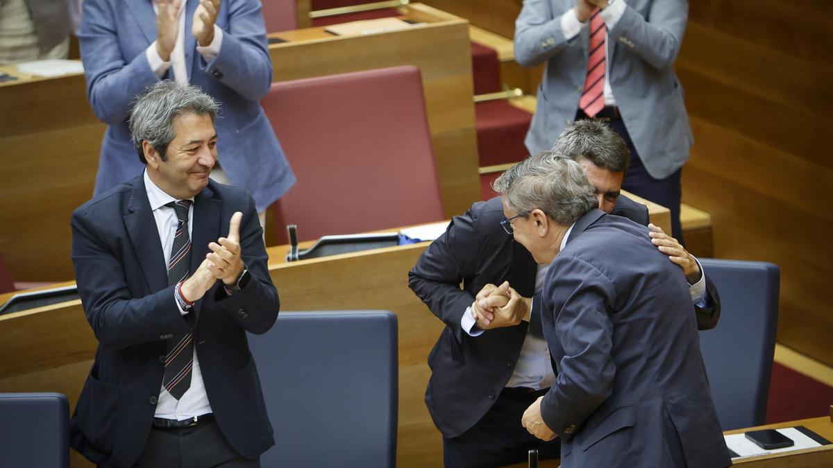 Mazón abraça el seu conseller d’Educació, José Antonio Rovira, després d’aprovar-se la llei educativa