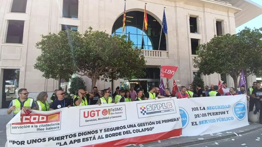 VÍDEO | Los policías portuarios se manifiestan para evitar la privatización de la seguridad de los puertos de Baleares