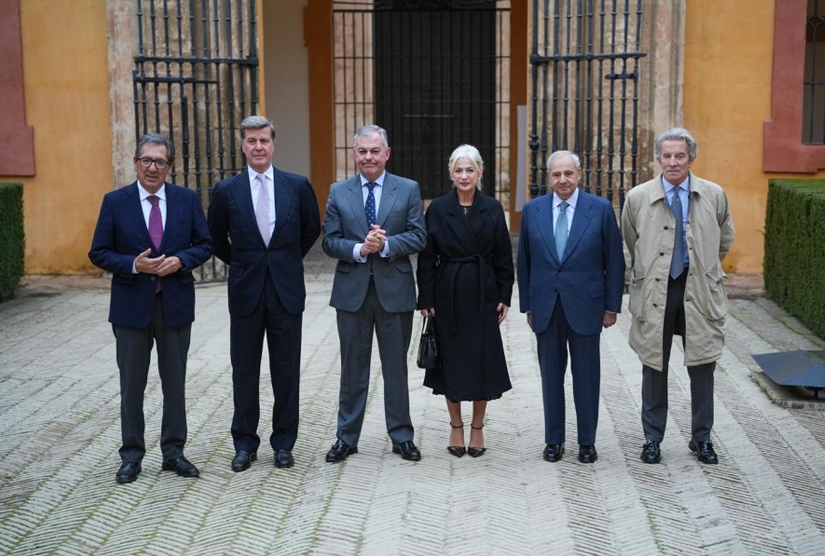 Foto de familia de los promotores del programa de actos del centenario de la duquesa de Alba.