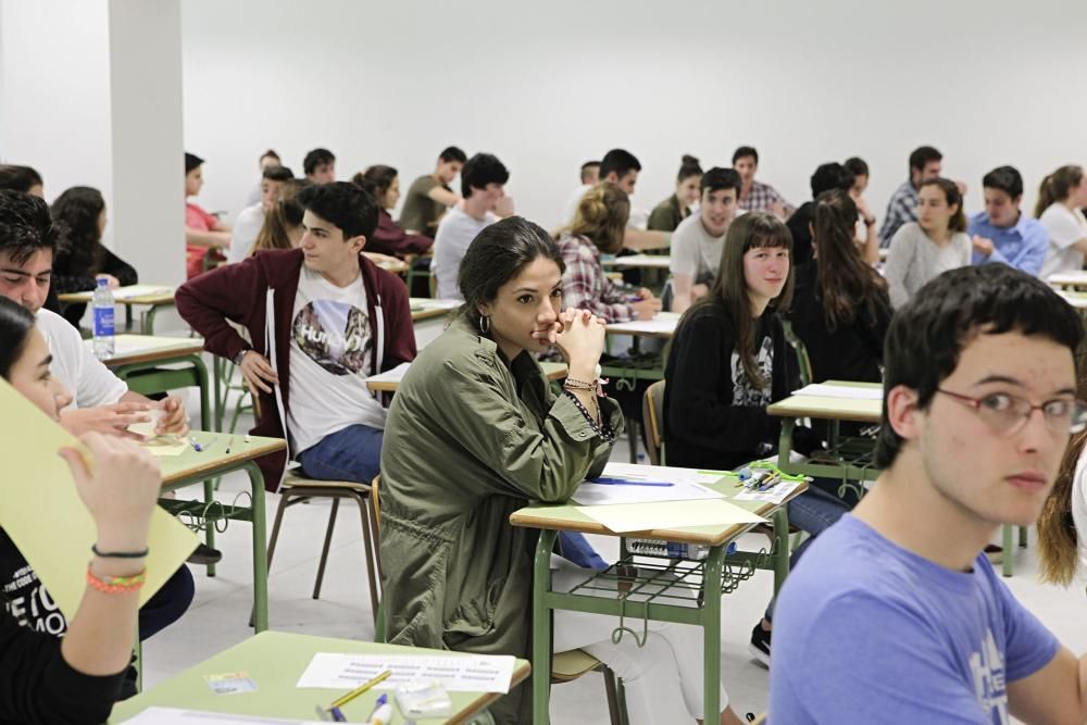 Alumnos se examinan de la PAU en Gijón