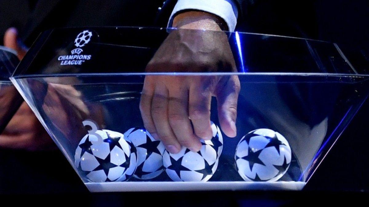 Bola en el sorteo de la Champions League.