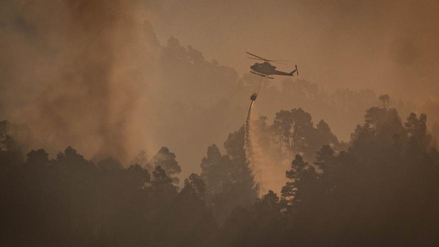 El fuego avanza en contra del viento y en sentido descendente en La Caldera