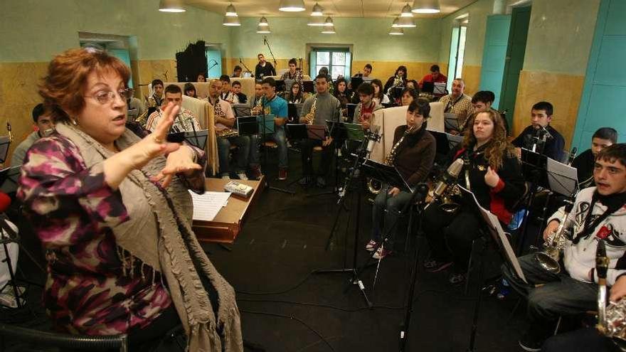 La directora del Conservatorio, Elisa Arias, durante la grabación de un disco de la Orquesta de Saxos. // J.D.A.