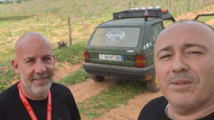 Carlos Pérez y Javier Louzao, ayer ante su vehículo en El Hajeb (Marruecos).