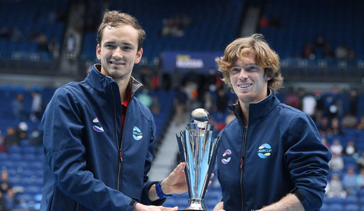 Medvedev y Rublev, con el trofeo de campeones.