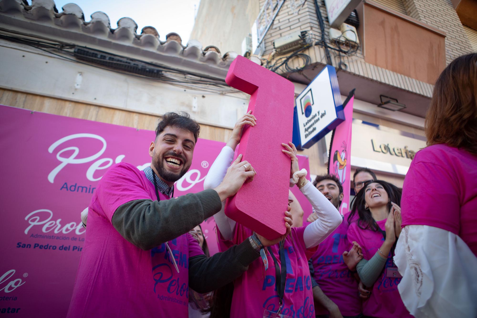 Así han celebrado repartir el Gordo en el Perolo