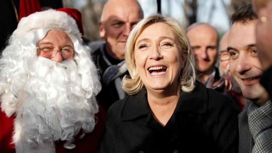 Le Pen ha visitado el mercado navideño de París este jueves.