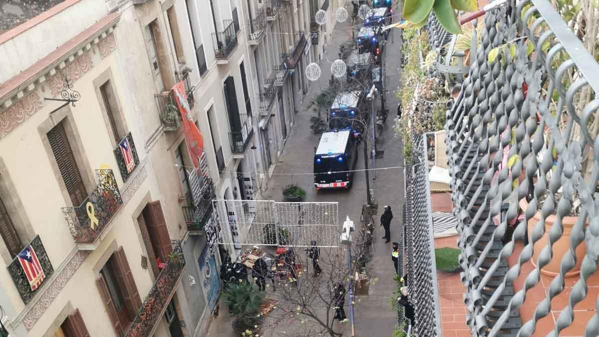 Operación de los Mossos para desalojar Ca L’Espina, un piso okupado en Gràcia.