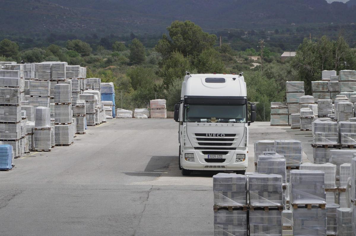 Un camión carga cerámica de una fábrica de Castellón para su distribución, en  una imagen de archivo.