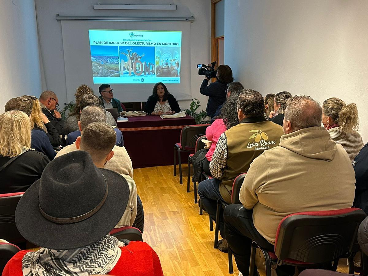 Participantes en la jornada de oleturismo de Montoro.