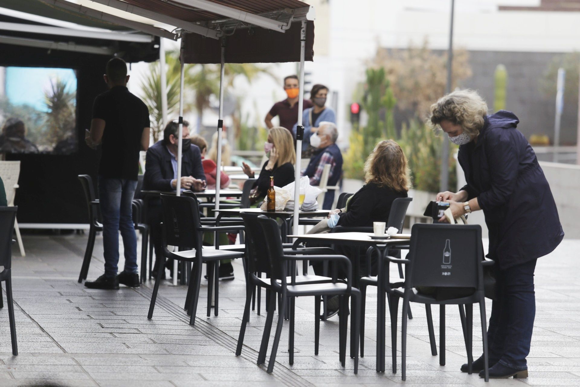 Colas en los comercios y cafeterías de Santa Cruz este sábado.