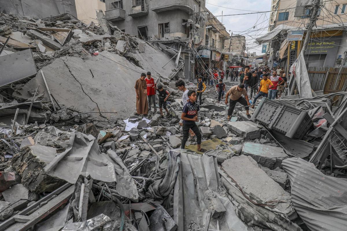 Destrucción en Khan Yunis, en la Franja de Gaza, tras bombardeos israelís