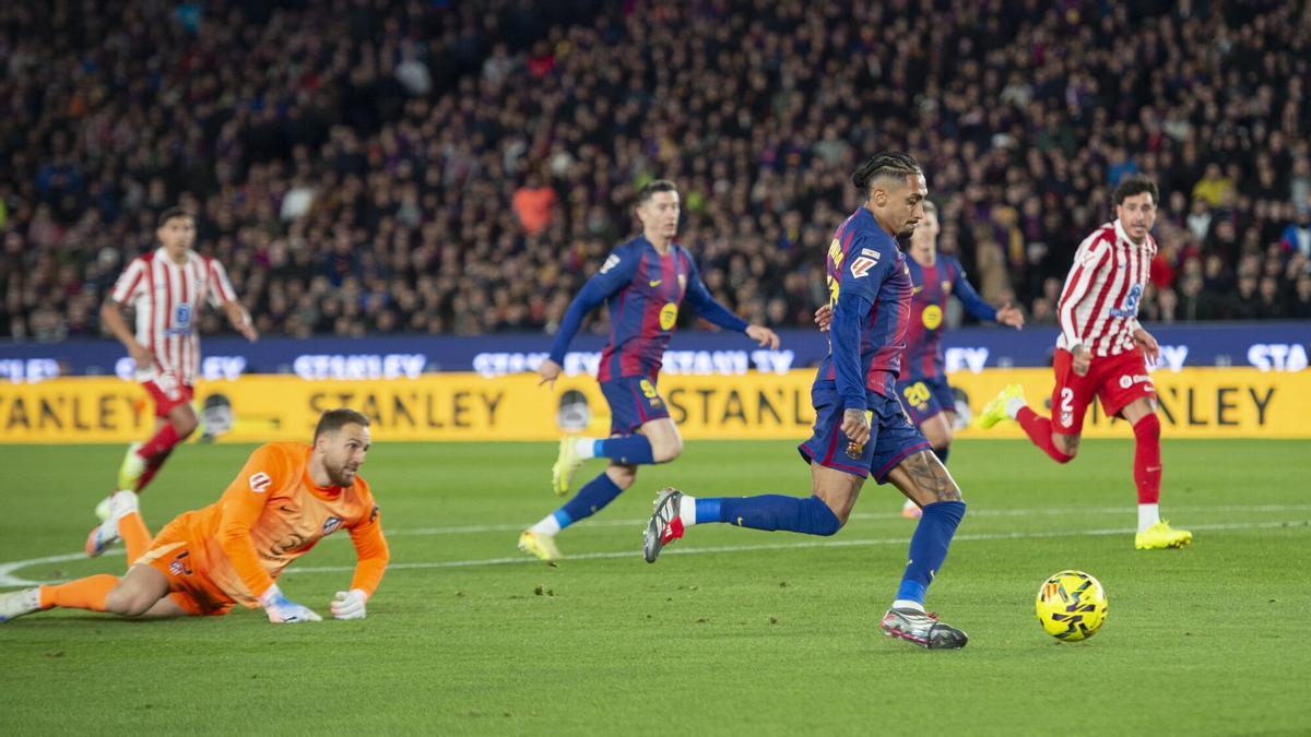 Raphinha supera a Oblak antes de anotar el gol del empate durante el partido de liga entre el FC Barcelona y el Atlético de Madrid en el Spotify Camp Nou