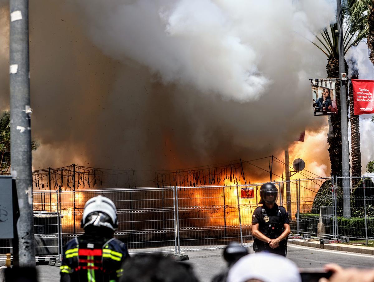 Mascletá en la Plaza de los Luceros.